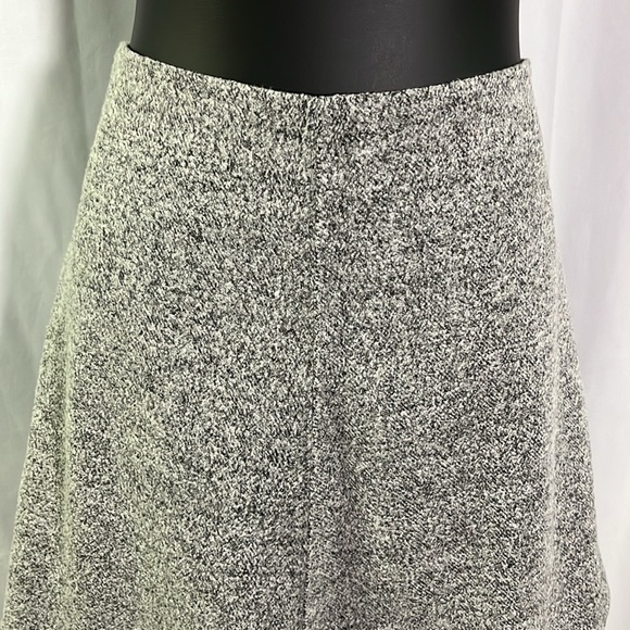 LOFT Gray Knit High Waisted A-Line Mini Skirt - Picture 4 of 16